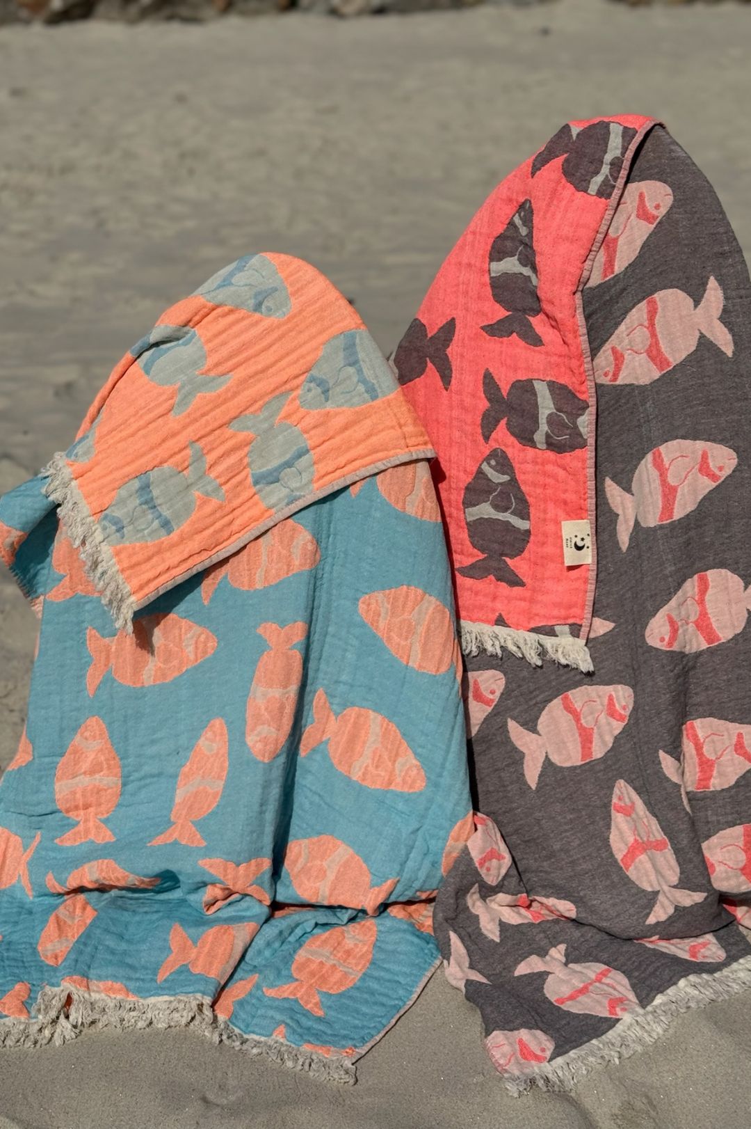 Toalla Reversible "FISH" Coral & Gris  FLÚOR - 100x200cm