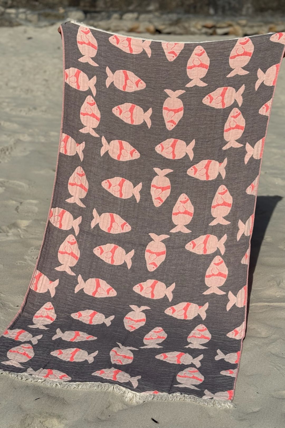 Toalla Reversible "FISH" Coral & Gris  FLÚOR - 100x200cm