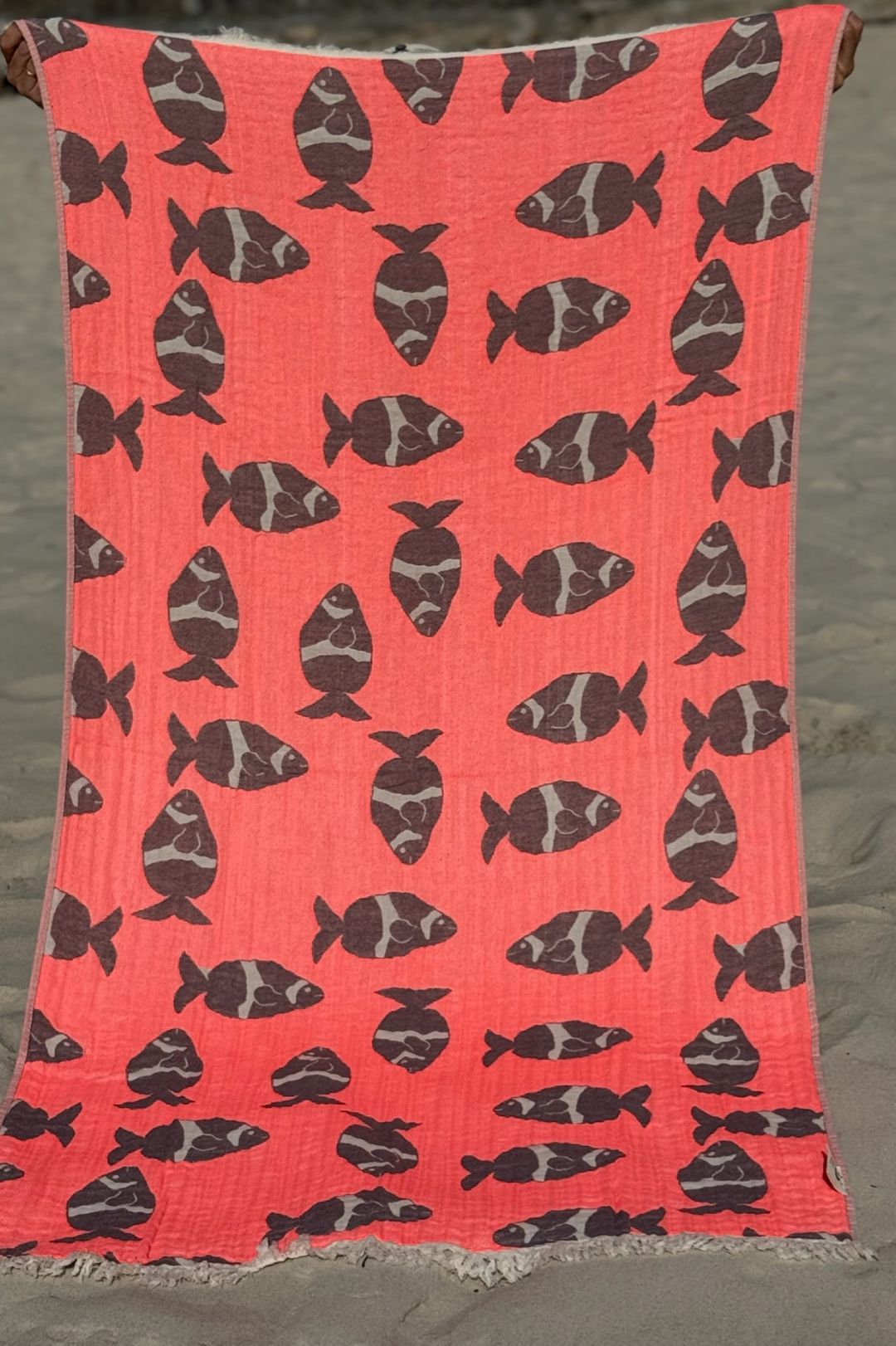 Toalla Reversible "FISH" Coral & Gris  FLÚOR - 100x200cm