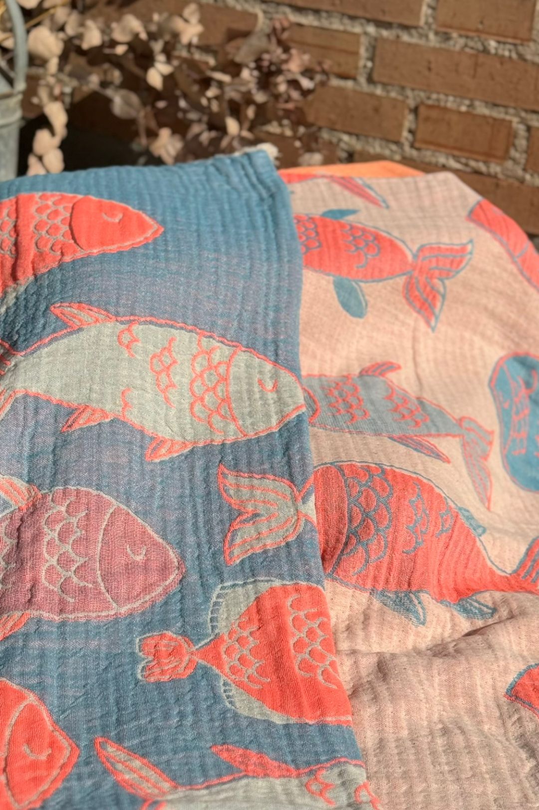 Toalla 100x180 cm. “Fish” Azul Flúor